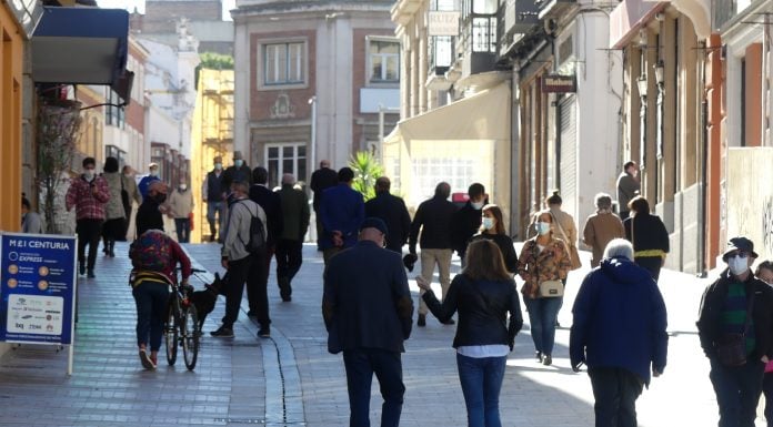Viandantes en la Calle Mayor de Guadalajara en octubre de 2020. (Foto: La Crónic@)