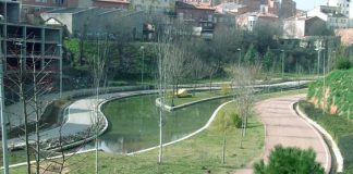 Le roban la moto a un repartidor y un policía fuera de servicio lo resuelve Parque lineal del Barranco del Alamín.