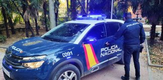Coche patrulla de la Policía Nacional en el parque del Fuerte de San Francisco, junto a la Plaza de Bejanque de Guadalajara.