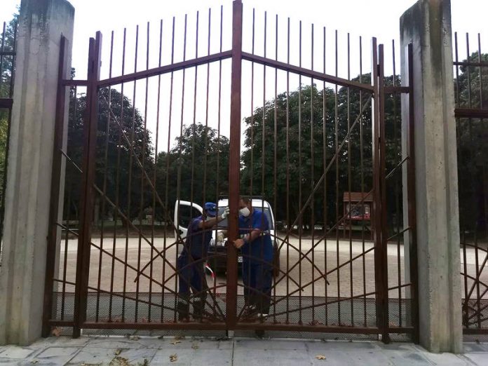 Cierre de las puertas del parque de la Quebradilla, en Azuqueca.