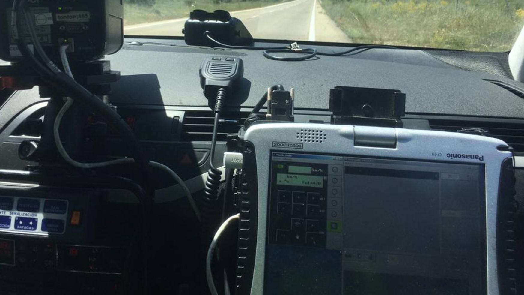Radar en un coche patrulla de la Guardia Civil.