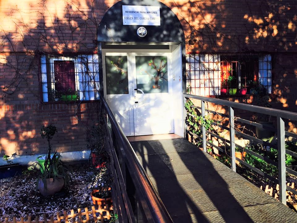 Acceso a la residencia de mayores "Virgen del Camino Campos". (Foto: Facebook)