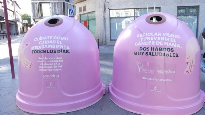Contenedores rosas instalados en la plaza del Jardinillo en octubre de 2020.