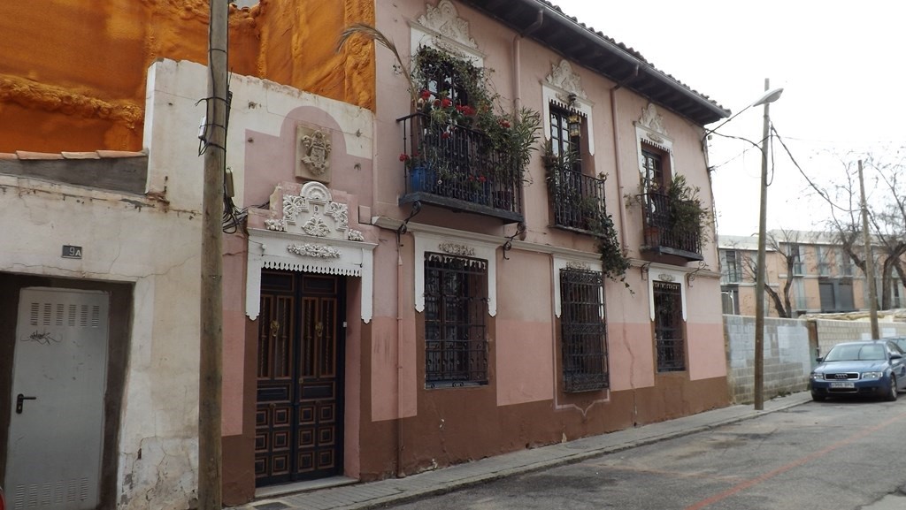 La casa del pintor Carlos Santiesteban, flanqueada por dos solares en la calle Teniente Figueroa.