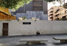 El solar de la Plaza de San Esteban deja ver el edficio de los Juzgados, que pronto quedará también abandonado. (Foto: La Crónic@)