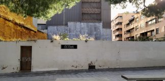 El solar de la Plaza de San Esteban deja ver el edficio de los Juzgados, que pronto quedará también abandonado. (Foto: La Crónic@)