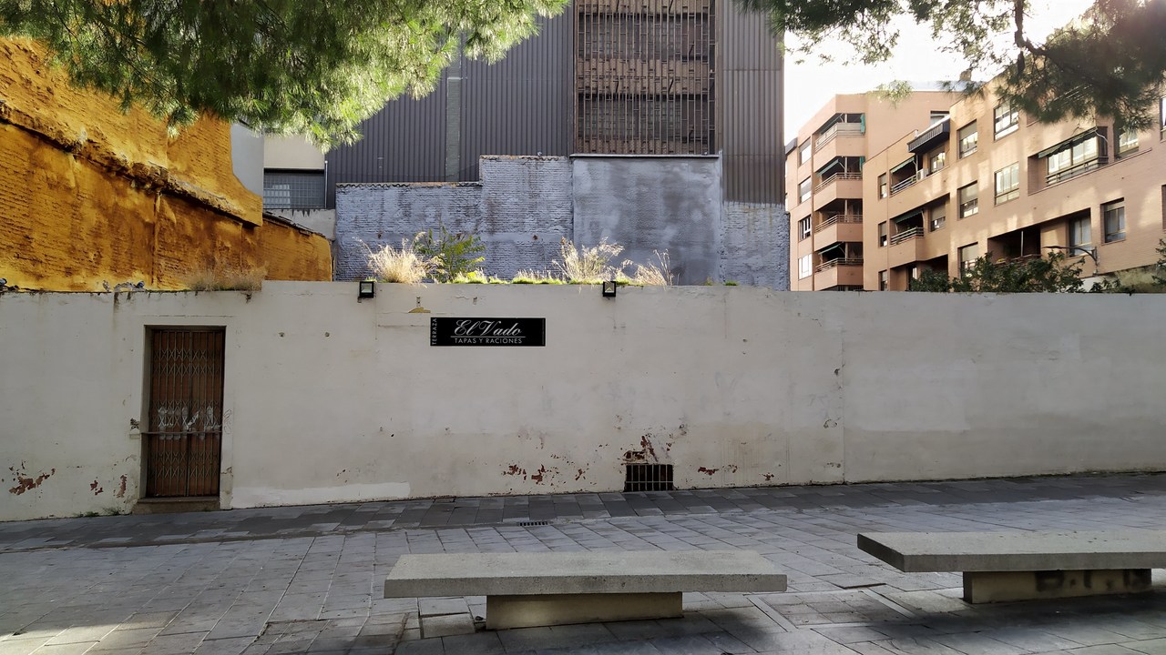 El solar de la Plaza de San Esteban deja ver el edficio de los Juzgados, que pronto quedará también abandonado. (Foto: La Crónic@)