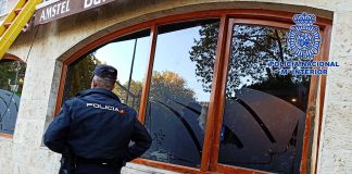 Por la ventana de la derecha accedió el ladrón al local.