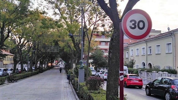 En el Paseo de las Cruces no se puede circular a más de 30, aunque muchos más que doblan esa velocidad. (Foto: La Crónic@)