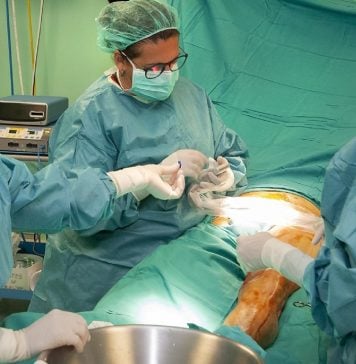 La doctora Guerra y parte de su equipo, en el quirófano, durante una operación de cirugía vascular.