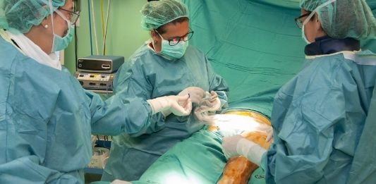 Las listas de espera desesperan: ¿es tu caso? La doctora Guerra y parte de su equipo, en el quirófano, durante una operación de cirugía vascular.