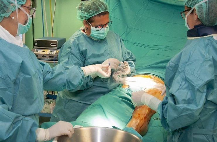 Las listas de espera desesperan: ¿es tu caso? La doctora Guerra y parte de su equipo, en el quirófano, durante una operación de cirugía vascular.