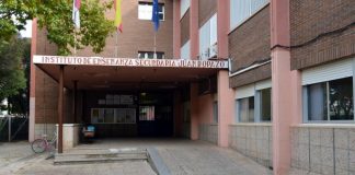 Acceso al instituto de Daimiel afectado por coronavirus.