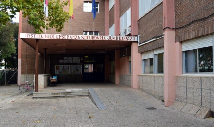 Acceso al instituto de Daimiel afectado por coronavirus.