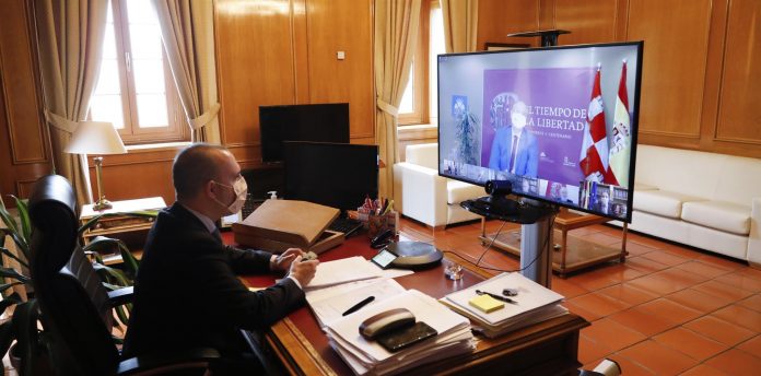 Bellido ha participado mediante videoconferencia desde su despacho en las Cortes de Castilla-La Mancha.