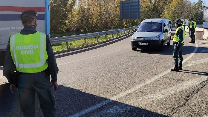 Control de la Guardia Civil en la A-2, a la altura de Azuqueca. (Foto: Guardia Civil)
