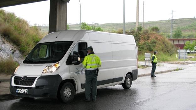 Control de furgonetas por parte de la Guardia Civil.