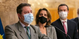 Page, Ribera y Escudero tras la firma del convenio para la comarca de Zorita.