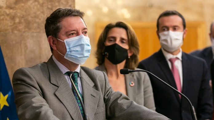 Page, Ribera y Escudero tras la firma del convenio para la comarca de Zorita.