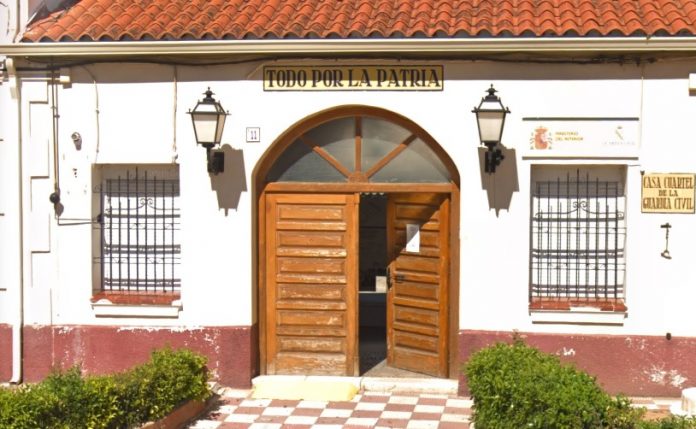 Entrada a la Casa Cuartel de la Guardia Civil en Mondéjar.