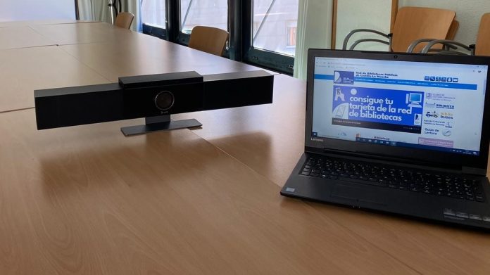 Dispositivo para facilitar la videoconferencia en los clubes de lectura.
