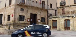 Policía Nacional ante el Ayuntamiento de Molina de Aragón.