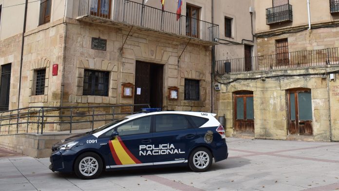 Policía Nacional ante el Ayuntamiento de Molina de Aragón.