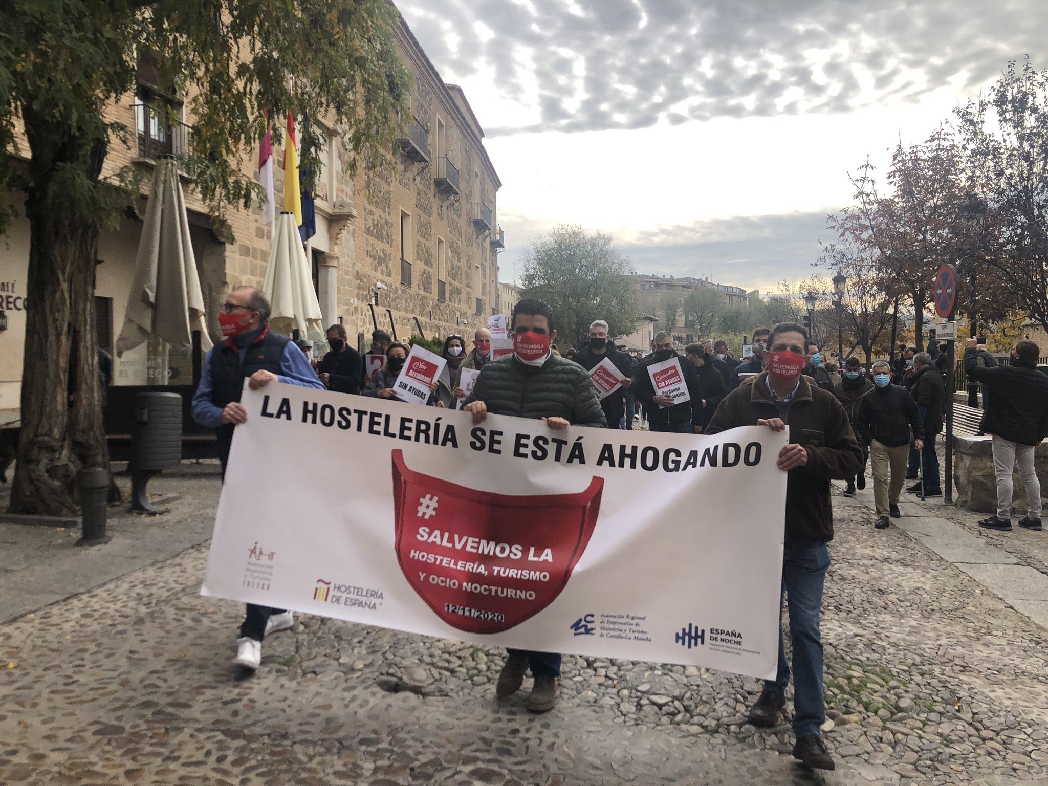 Manifestación de hosteleros en Toledo, a su paso por delante del Palacio de Fuensalida el 12 de noviembre de 2020.