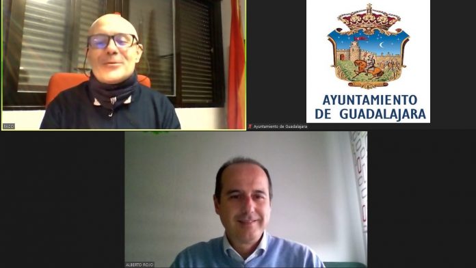 Videoconferencia entre el responsable provincial de UGT y el alcalde de Guadalajara.