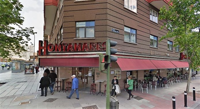 Fachada de la cafetería Hontanares, antes del cierre.