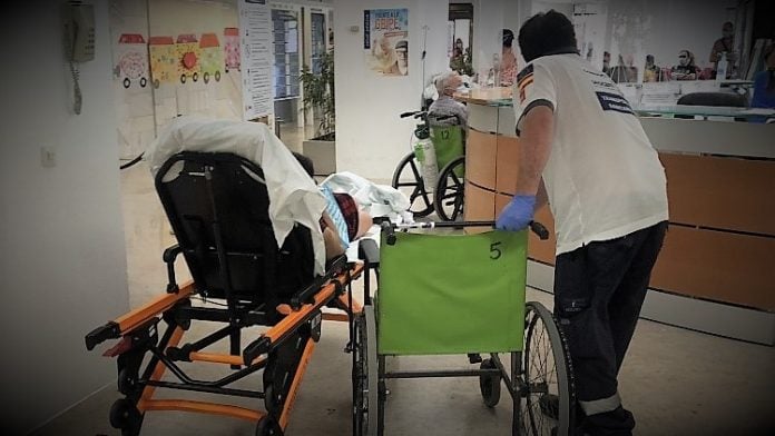 El tránsito de pacientes en el Hospital de Guadalajara no siempre parece seguir criterios lógicos e incluso humanitarios.