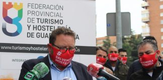 Juan Luis Pajares lee el manifiesto en defensa de la hostelería el 12 de noviembre de 2020 en Guadalajara.