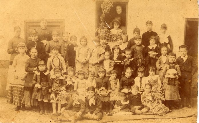 Alumnos de la escuela de Malaguilla en 1898.
