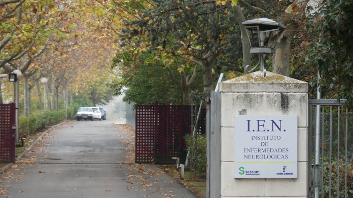 Acceso al Instituto de Enfermedades Neurológicas de Guadalajara, IEN. (Foto: La Crónic@)
