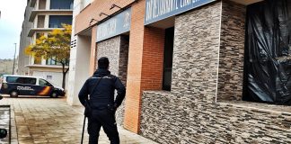 Exterior del bar robado "a punta de alcantarilla", tras estamparla contra una cristalera.