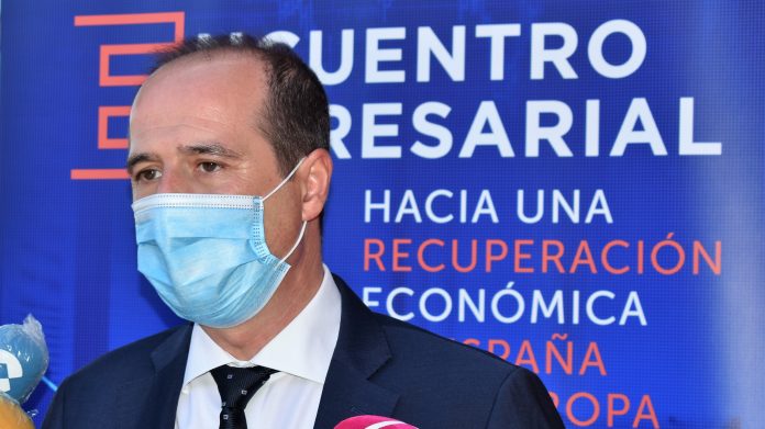 Alberto Rojo ante los periodistas.