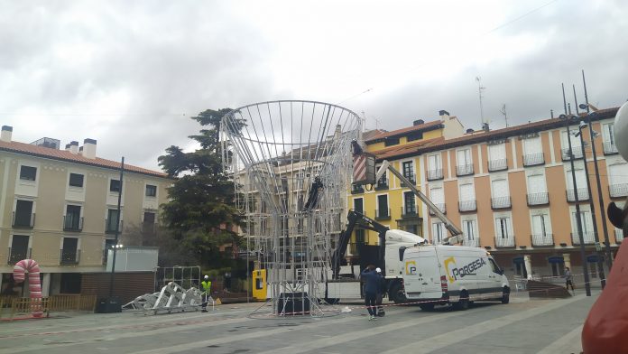 Antes del atardecer del viernes se había colocado la estructura central del alumbrado de la Plaza Mayor de Guadalajara. (Foto: La Crónic@)