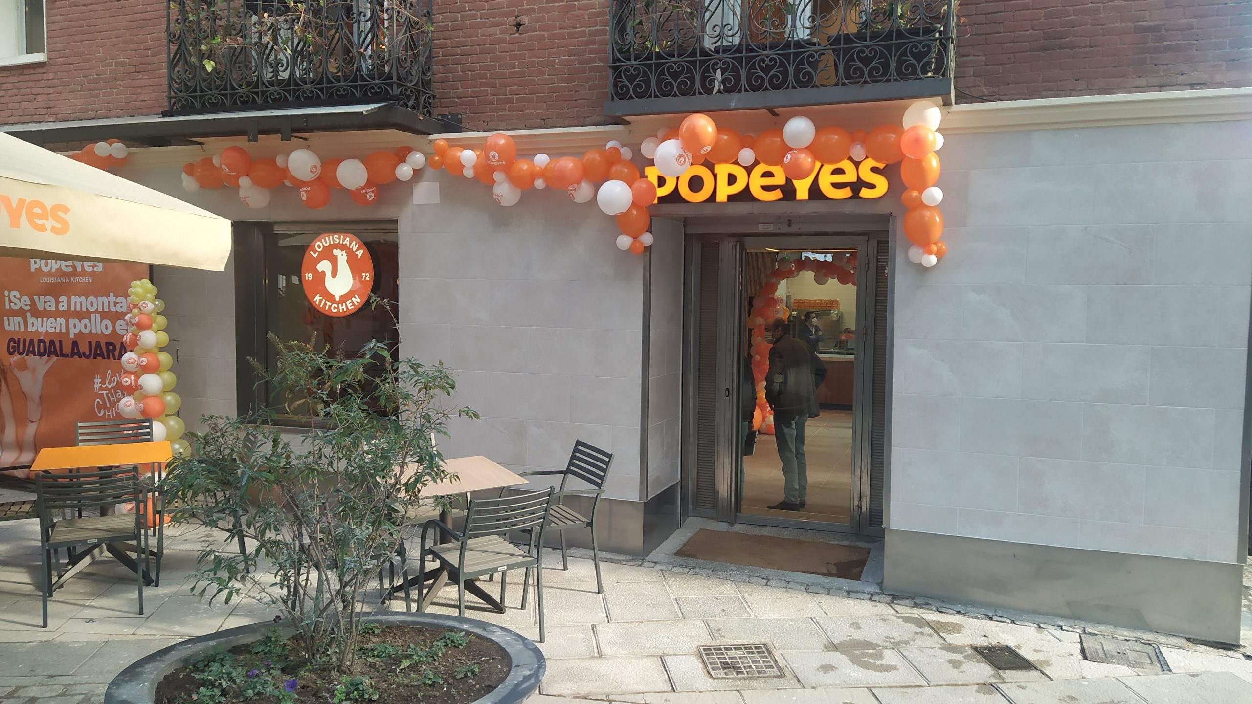 Exterior de "Popeyes" en Guadalajara. (Foto: La Crónic@)