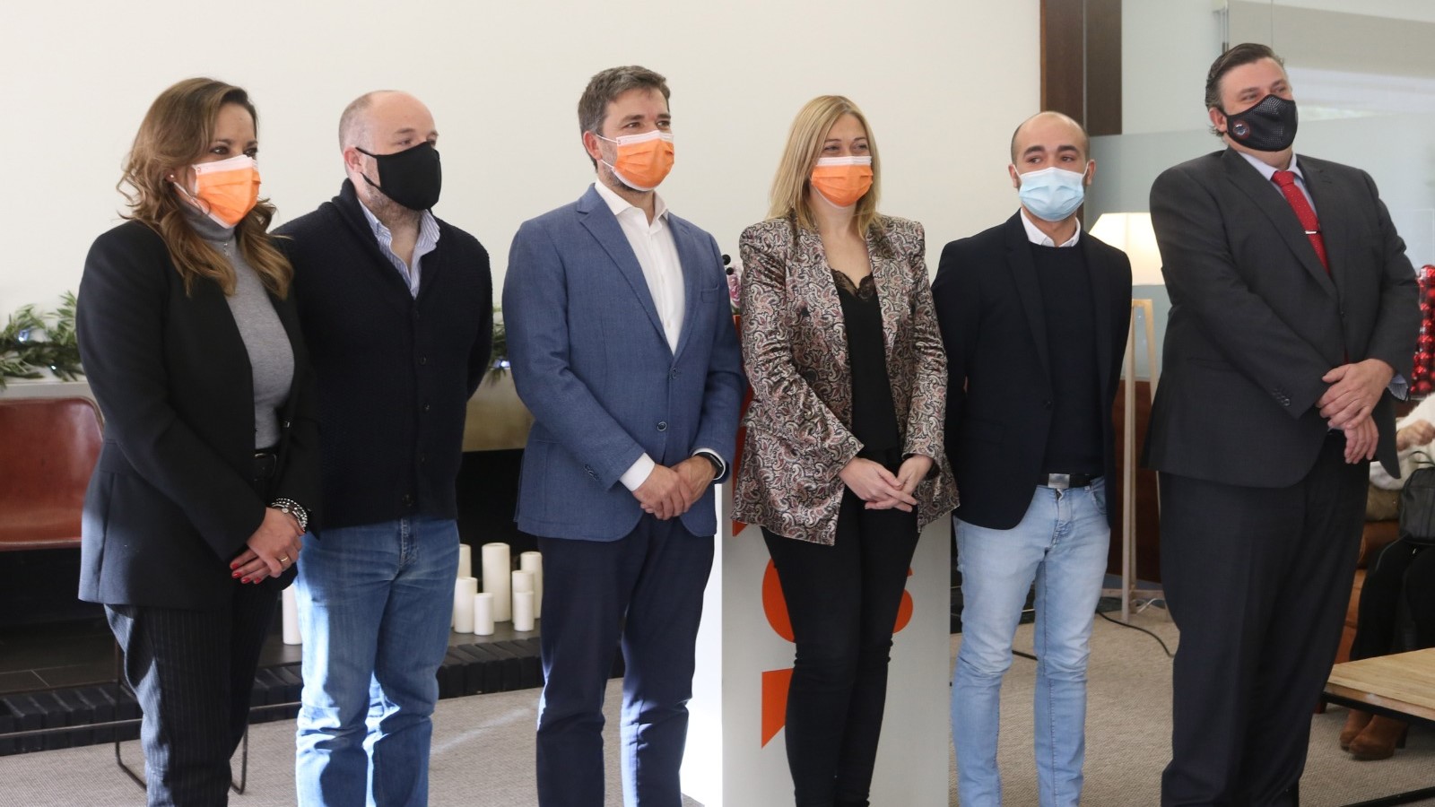 Olga Villanueva, Alejandro Ruiz, Israel Marco, Rafael Pérez Borda y Fernando Parlorio flanquean a Carmen Picazo en Guadalajara.