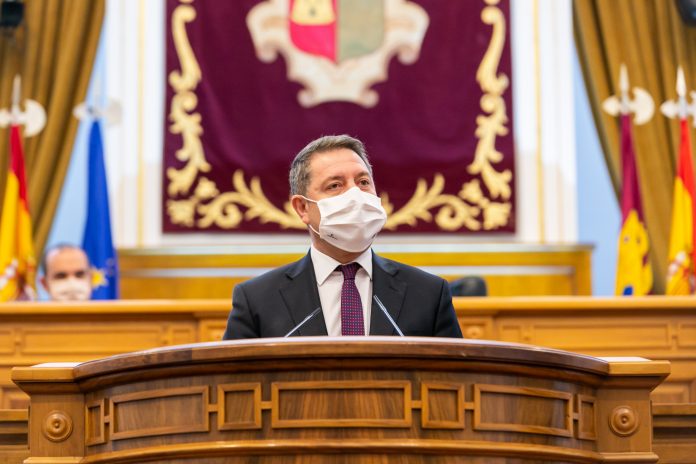 Page, en el estrado de las Cortes de Castilla-La Mancha.