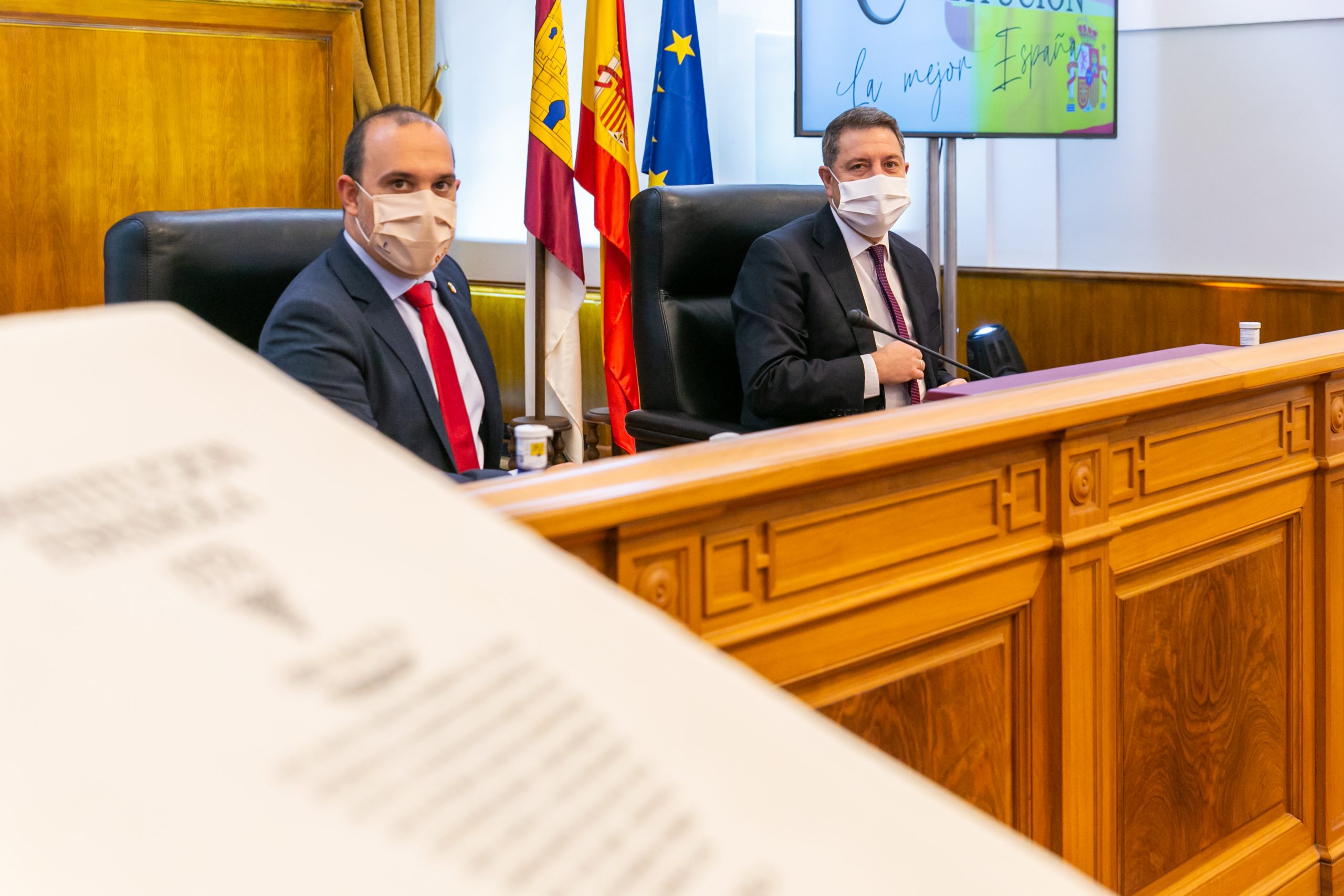 El presidente de Castilla-La Mancha, Emiliano García Page, asiste al acto de conmemoración de los 42 años de Constitución Española que se celebra en las Cortes de Castilla-La Mancha. (Fotos: D. Esteban González // JCCM)