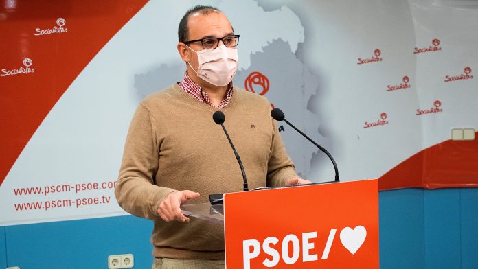 Pablo Bellido, ante los periodistas el 9 de diciembre de 2020 como secretario provincial del PSOE de Guadalajara.