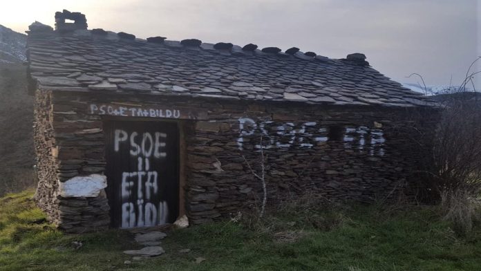 En este estado ha quedado el chozo de Majaelrayo, cubierto de pintadas contra el PSOE.