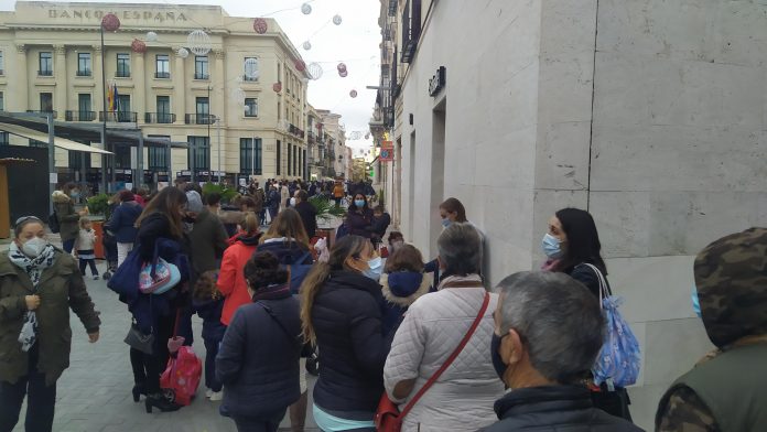 Cola a la altura de la calle Topete con el Jardinillo el 14 de diciembre de 2020. (Foto: La Crónic@