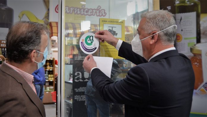 Colocación del primer símbolo distintivo de la campaña de Alimentos de Guadalajara, en la tienda de APAG.