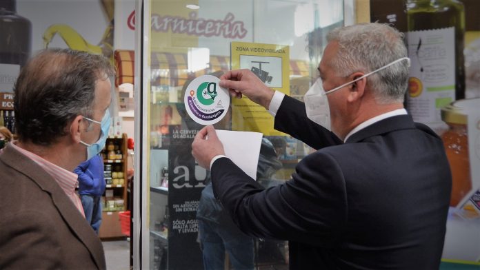 Colocación del primer símbolo distintivo de la campaña de Alimentos de Guadalajara, en la tienda de APAG.