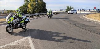 Una pareja de motoristas de la Guardia civil, de servicio en la A-2.