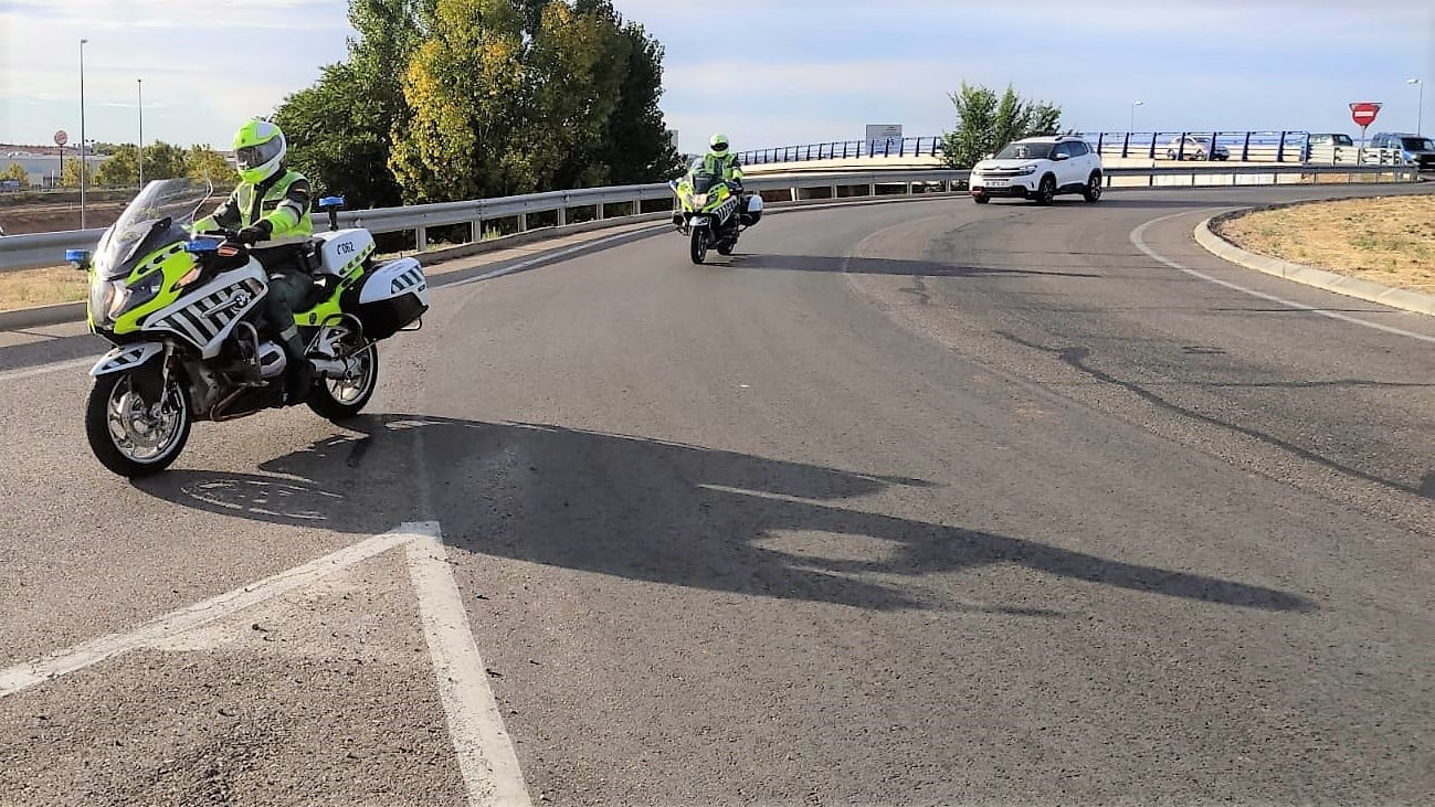 Una pareja de motoristas de la Guardia civil, de servicio en la A-2.