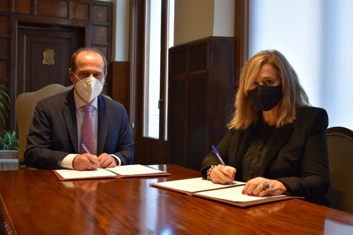 Firma del convenio entre el Ayuntamiento de Guadalajara y la Asociación de la Prensa.