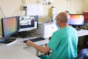 La mascarilla vuelve a ser obligatoria en todos los centros sanitarios de Castilla-La Mancha desde este viernes.